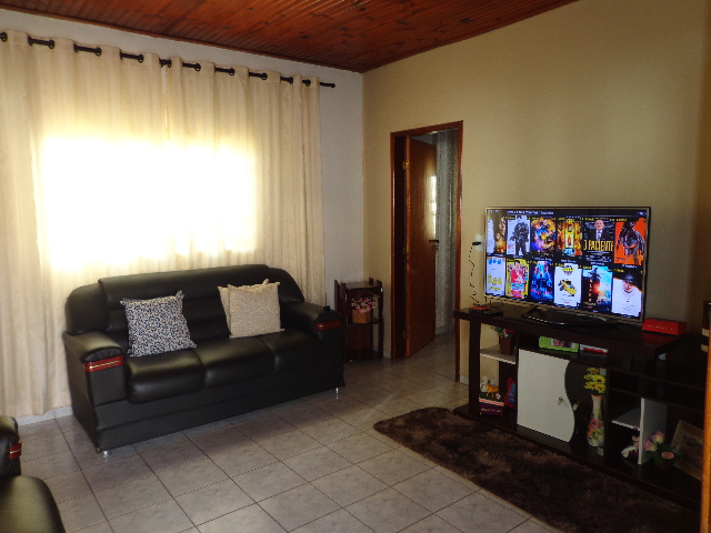 Casa com 2 quartos (sendo um suíte), em excelente área no Jardim Goiás.